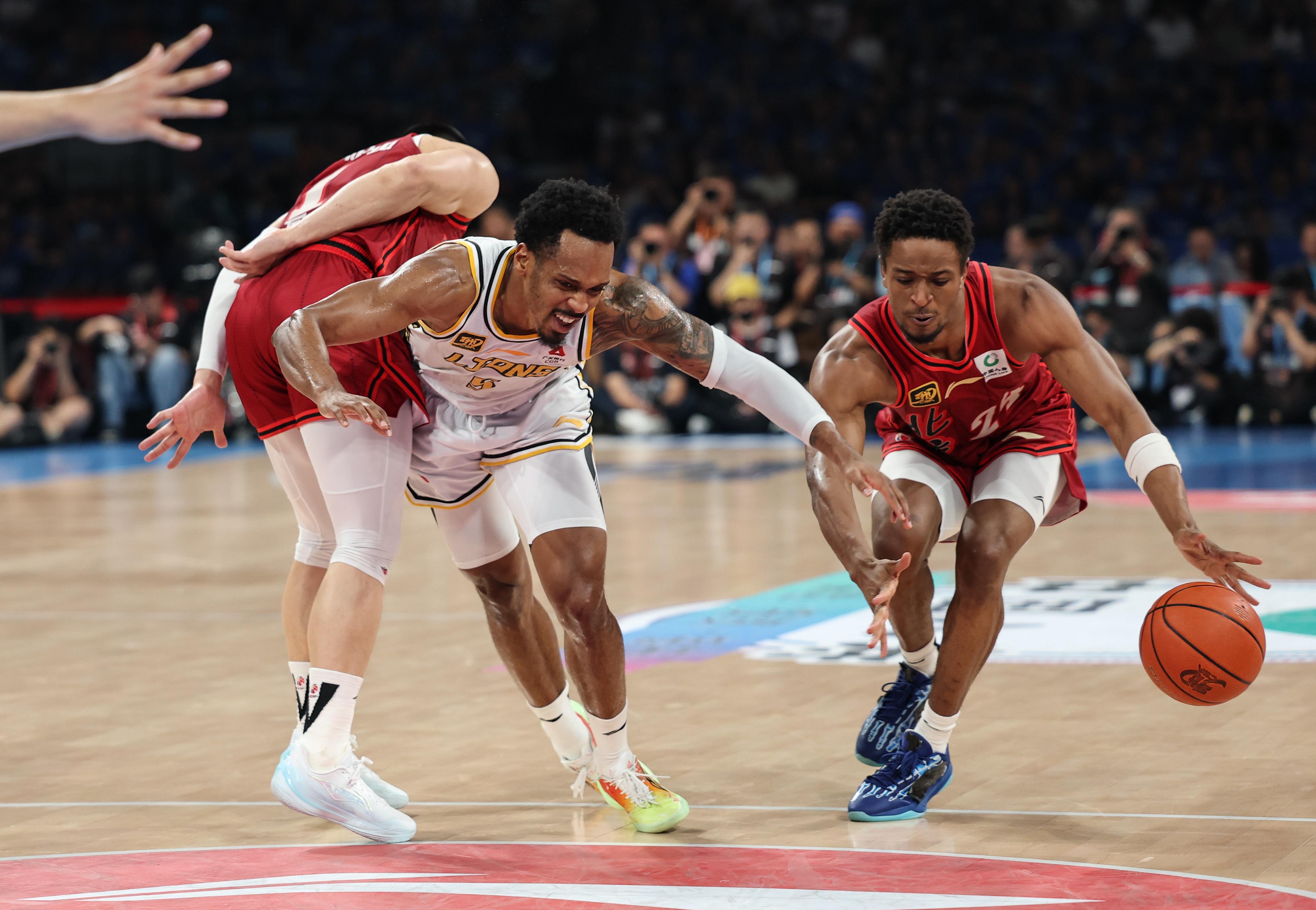 关于西甲赛程吃紧，多伦多猛龙今夜篮板制胜，赛场秩序良好，年轻球员得到机会的信息