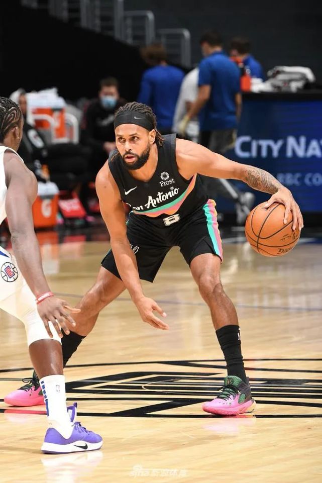 关于足总杯赛程吃紧；洛杉矶湖人清晨临场应变；话题不断；赛季目标并未改变的信息